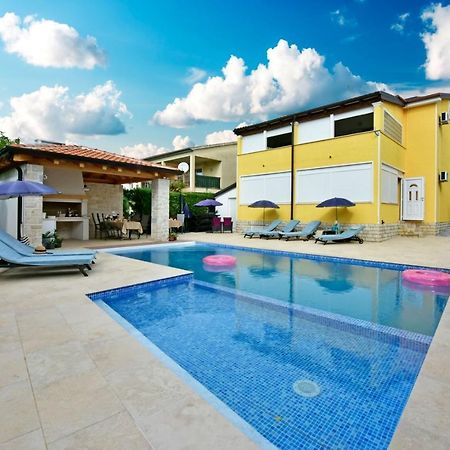 Apartments House Anna For Max 13 Persons In Porec, Pet Friendly Exterior photo