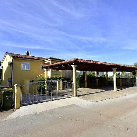 Apartments House Anna For Max 13 Persons In Porec, Pet Friendly Exterior photo
