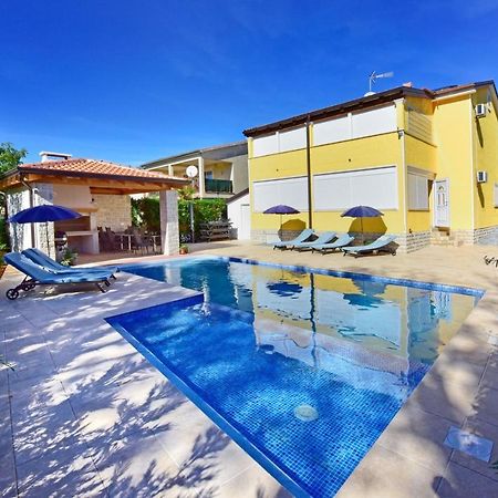 Apartments House Anna For Max 13 Persons In Porec, Pet Friendly Exterior photo