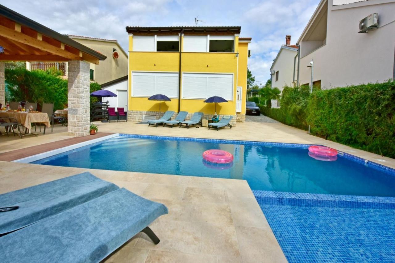 Apartments House Anna For Max 13 Persons In Porec, Pet Friendly Exterior photo