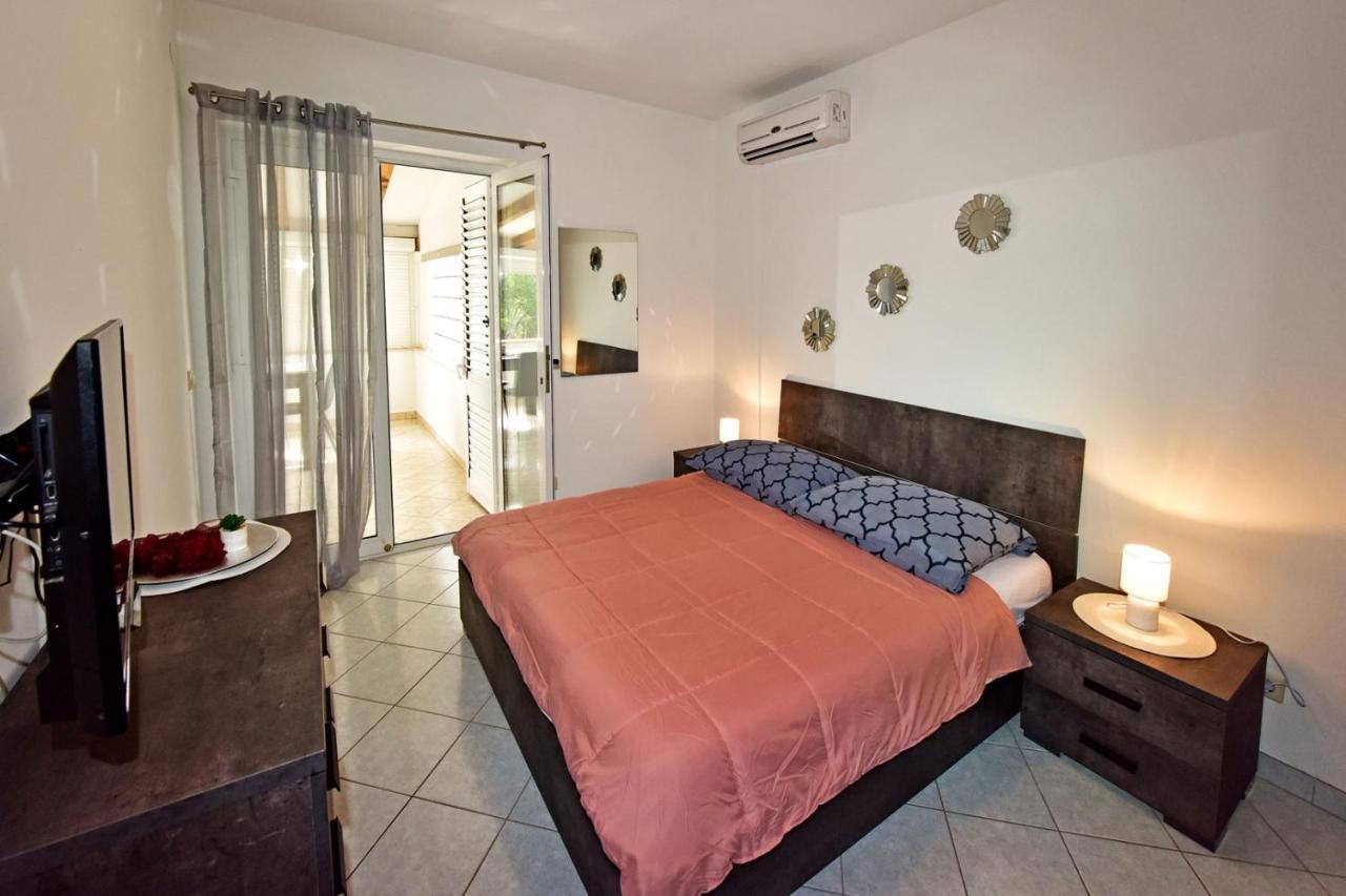 Apartments House Anna For Max 13 Persons In Porec, Pet Friendly Exterior photo
