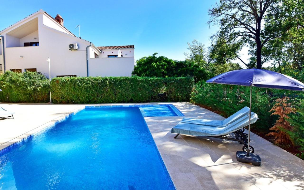 Apartments House Anna For Max 13 Persons In Porec, Pet Friendly Exterior photo