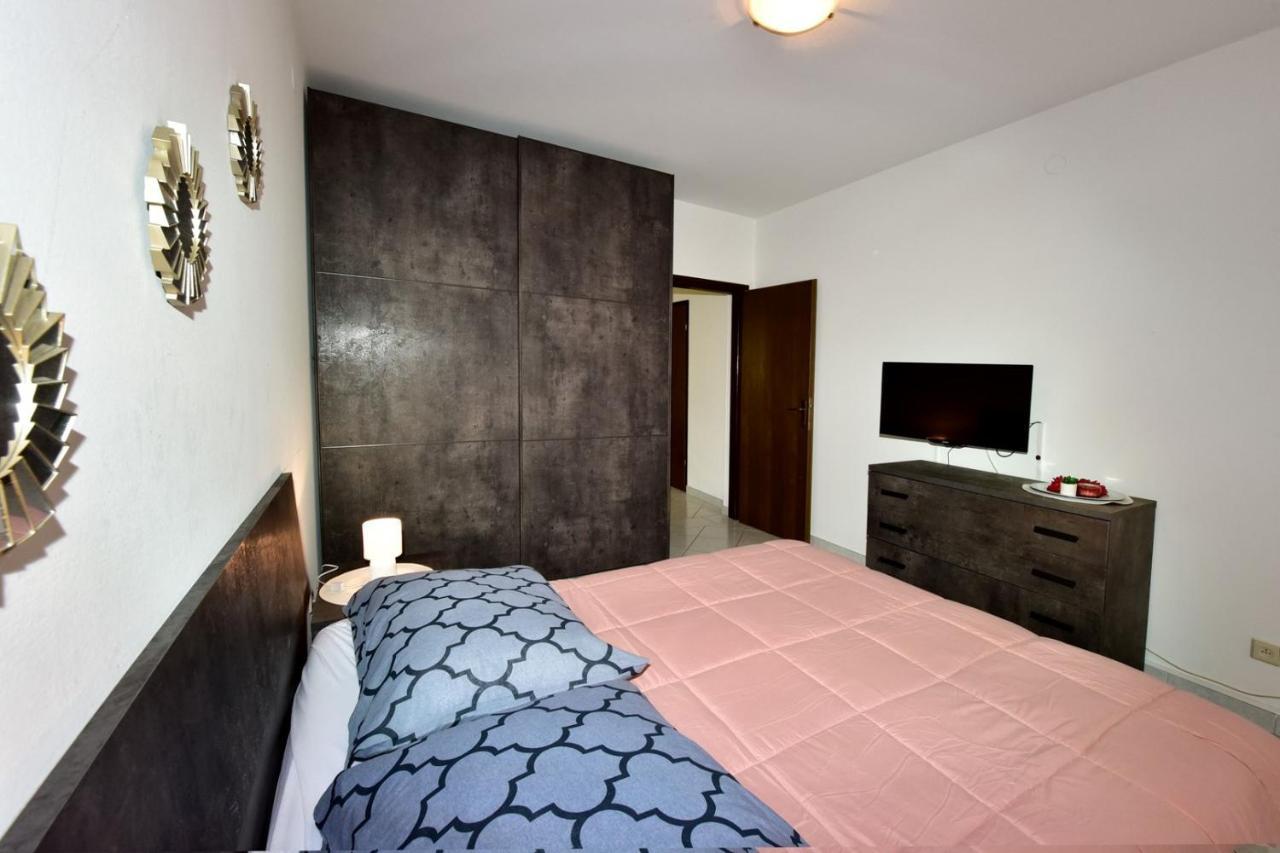 Apartments House Anna For Max 13 Persons In Porec, Pet Friendly Exterior photo