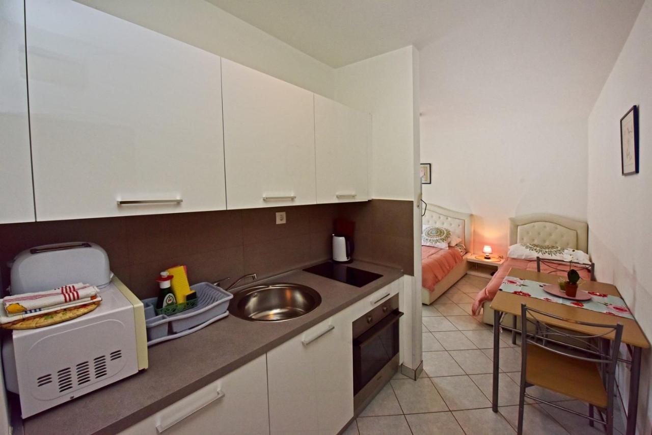 Apartments House Anna For Max 13 Persons In Porec, Pet Friendly Exterior photo