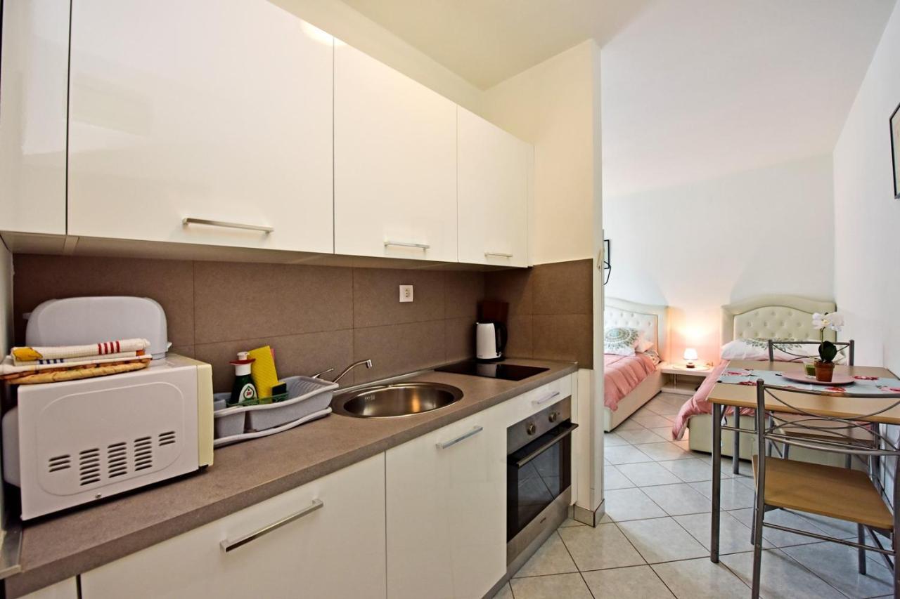 Apartments House Anna For Max 13 Persons In Porec, Pet Friendly Exterior photo
