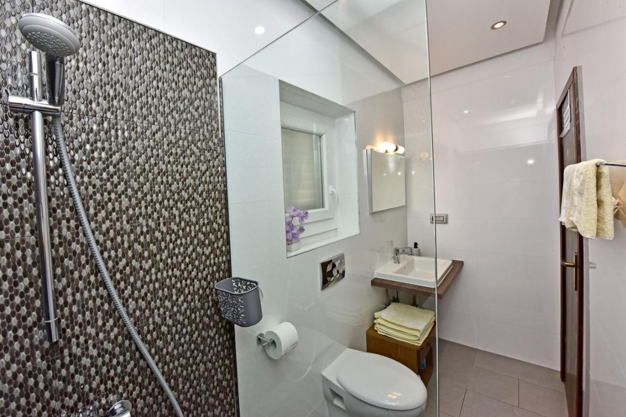 Apartments House Anna For Max 13 Persons In Porec, Pet Friendly Exterior photo