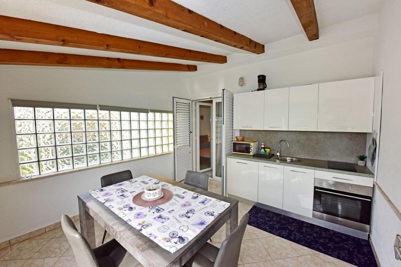 Apartments House Anna For Max 13 Persons In Porec, Pet Friendly Exterior photo